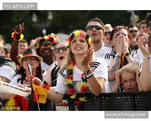 足球明星与女粉丝的秘密恋情曝光引发舆论热议与球迷失望